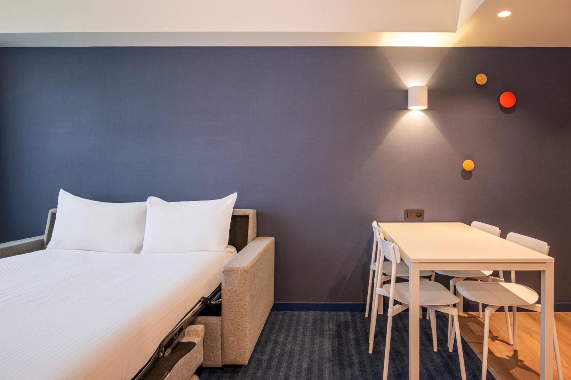 Queen Suite with Kitchenette and Sofa Bed,1626349338:JPEG